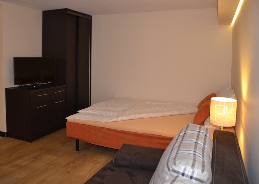 Pokój nr 1 - telewizor na przeciwko łóżka - Pokoje Władysławowo