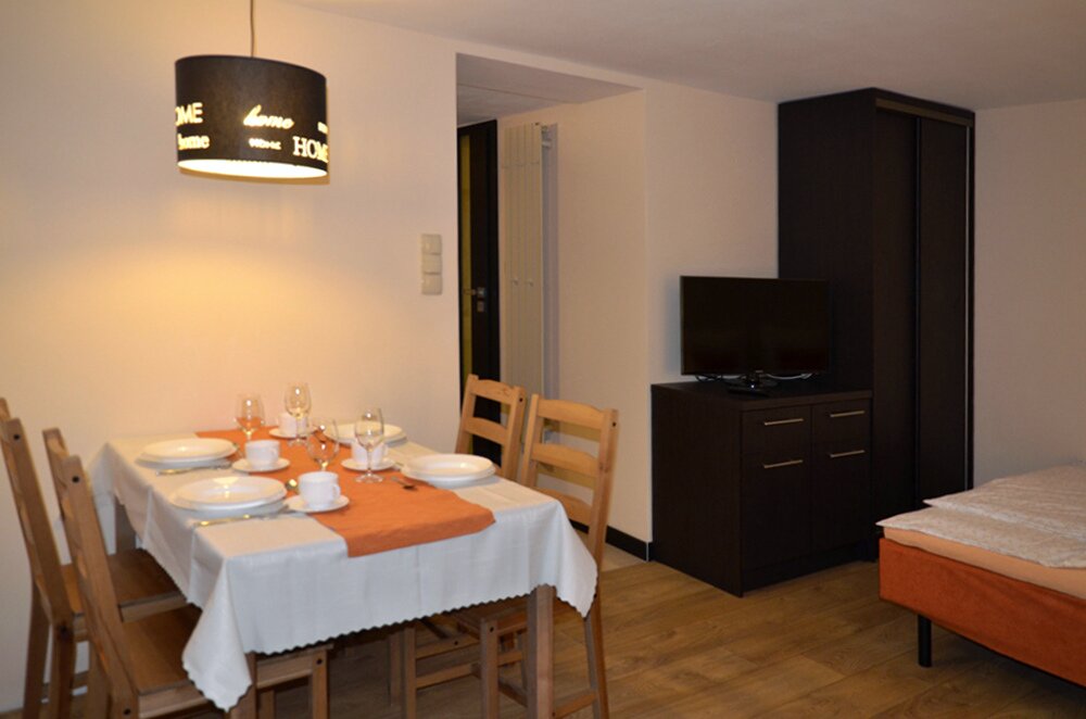 Pokój nr 1 - stół i szafki - Pokoje Władysławowo